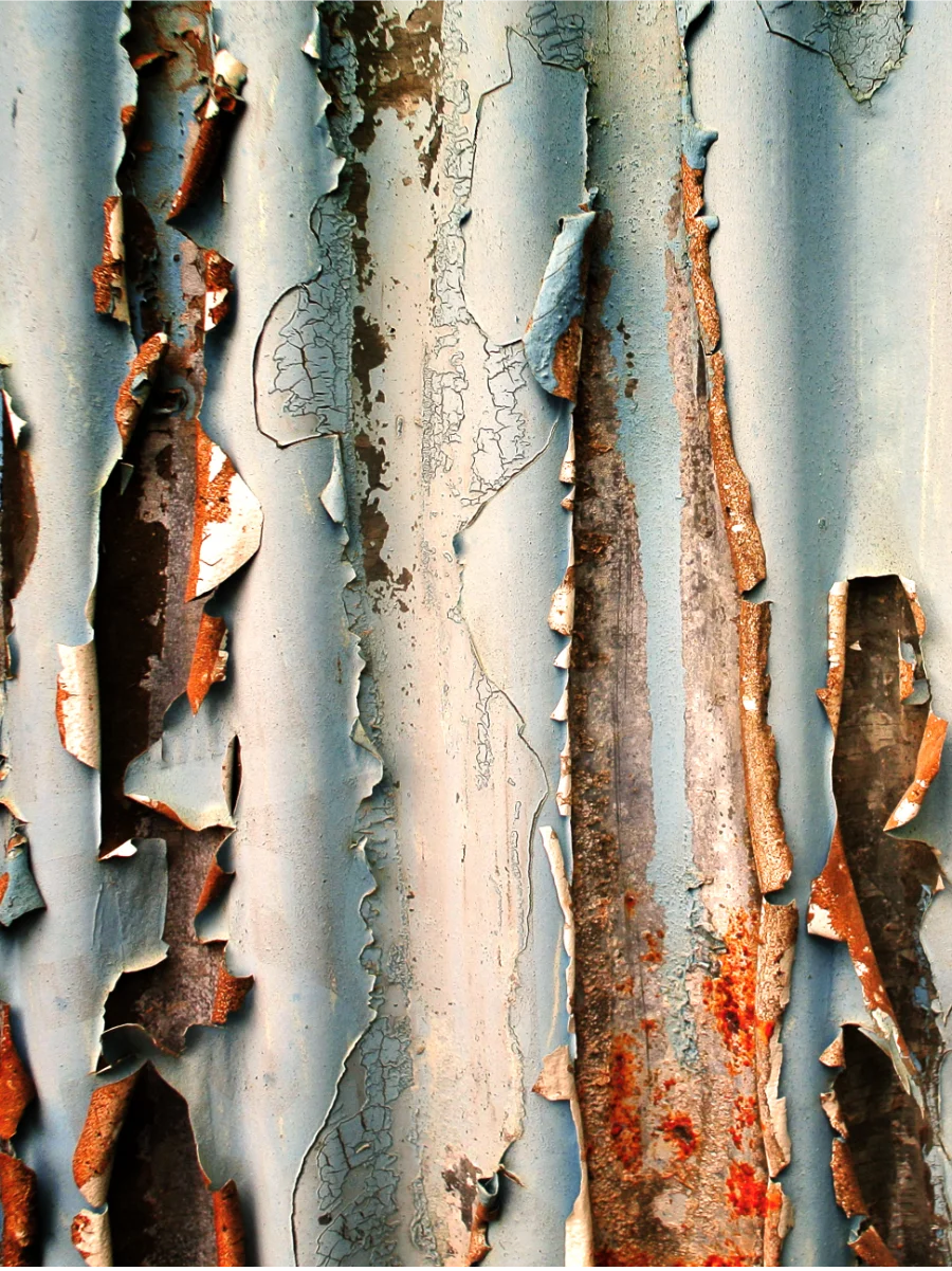Abgeplatzte Lackierung und Korrosionsschäden auf einer Metalloberfläche